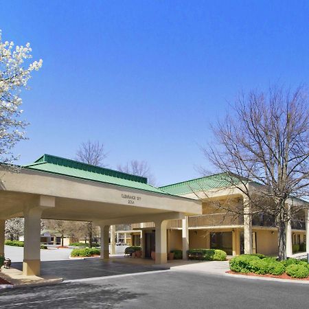 Howard Johnson By Wyndham Greensboro Near The Coliseum Eksteriør billede