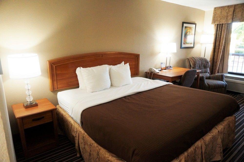 Howard Johnson By Wyndham Greensboro Near The Coliseum Eksteriør billede