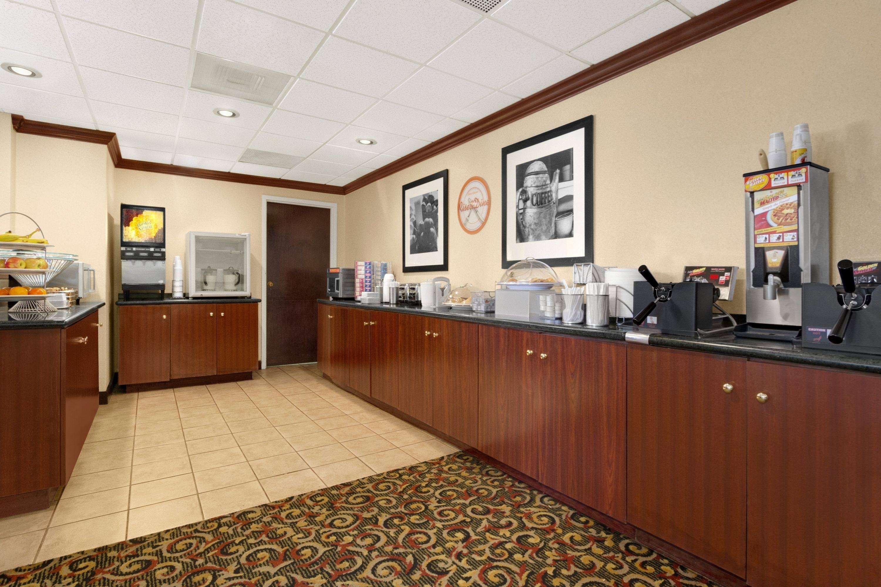Howard Johnson By Wyndham Greensboro Near The Coliseum Eksteriør billede