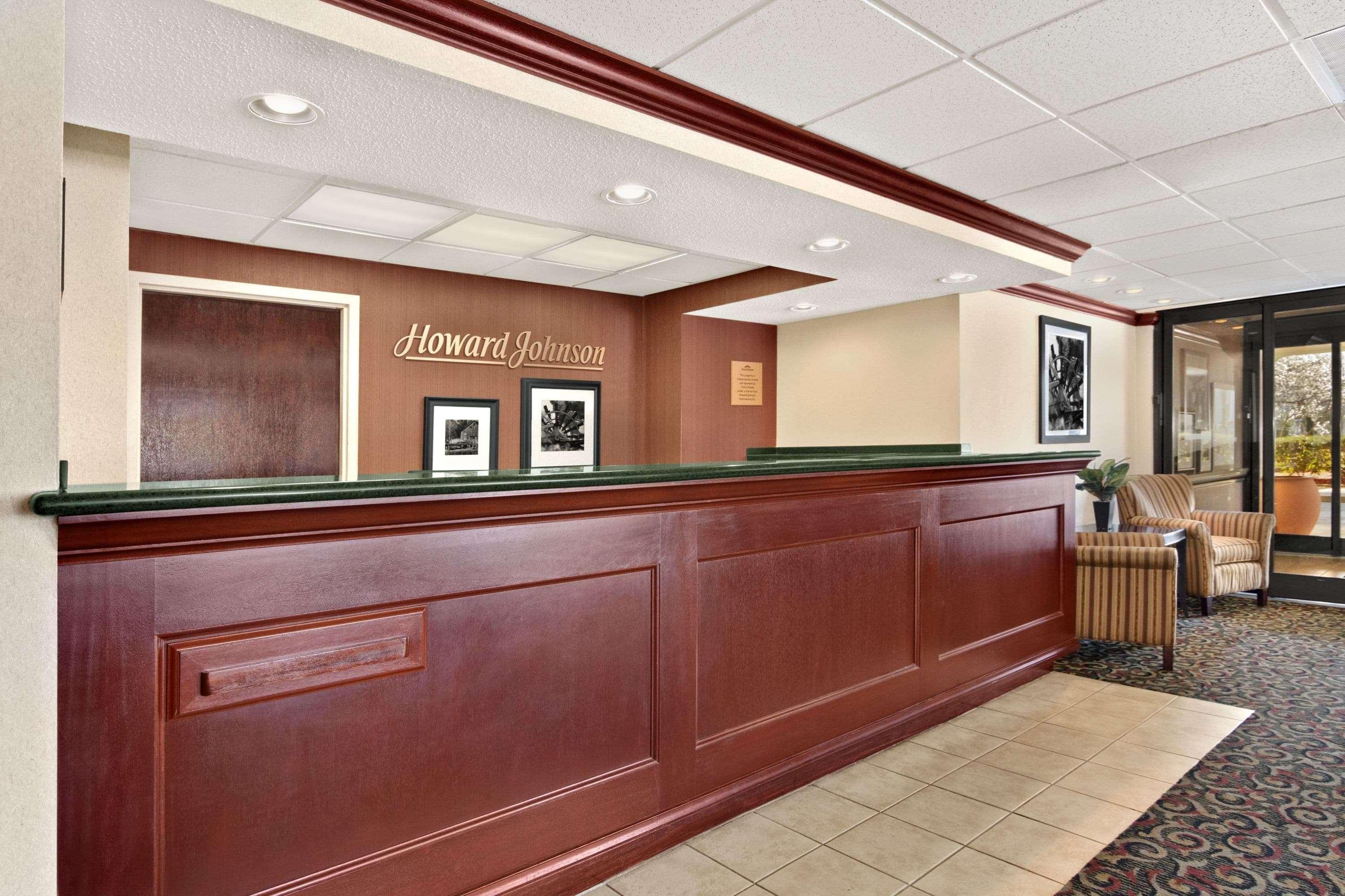 Howard Johnson By Wyndham Greensboro Near The Coliseum Eksteriør billede