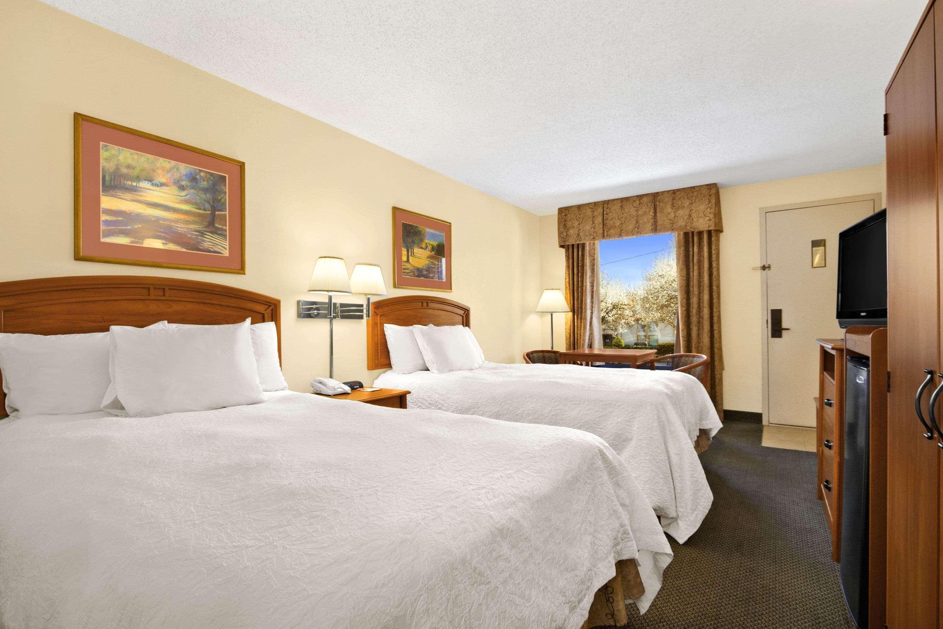 Howard Johnson By Wyndham Greensboro Near The Coliseum Eksteriør billede
