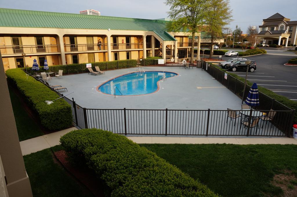 Howard Johnson By Wyndham Greensboro Near The Coliseum Eksteriør billede