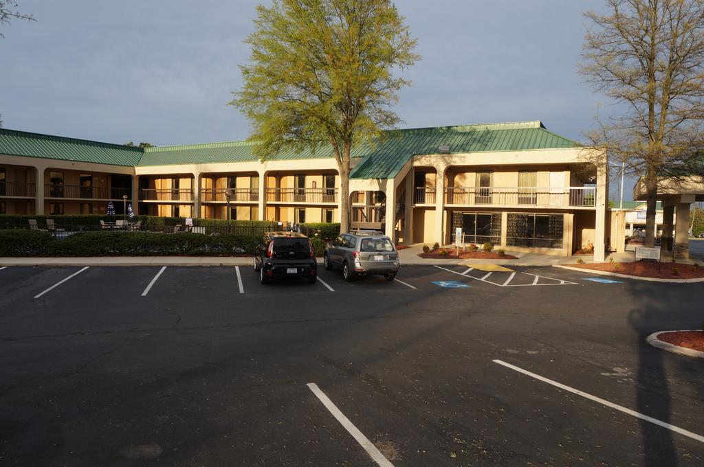 Howard Johnson By Wyndham Greensboro Near The Coliseum Eksteriør billede