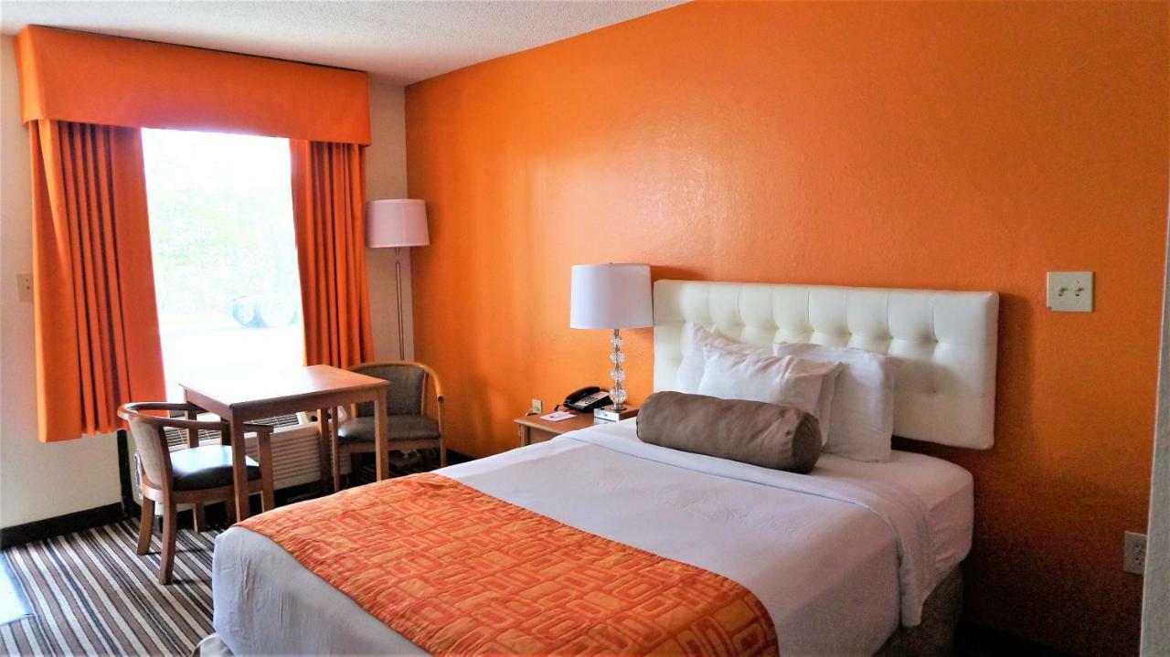 Howard Johnson By Wyndham Greensboro Near The Coliseum Eksteriør billede