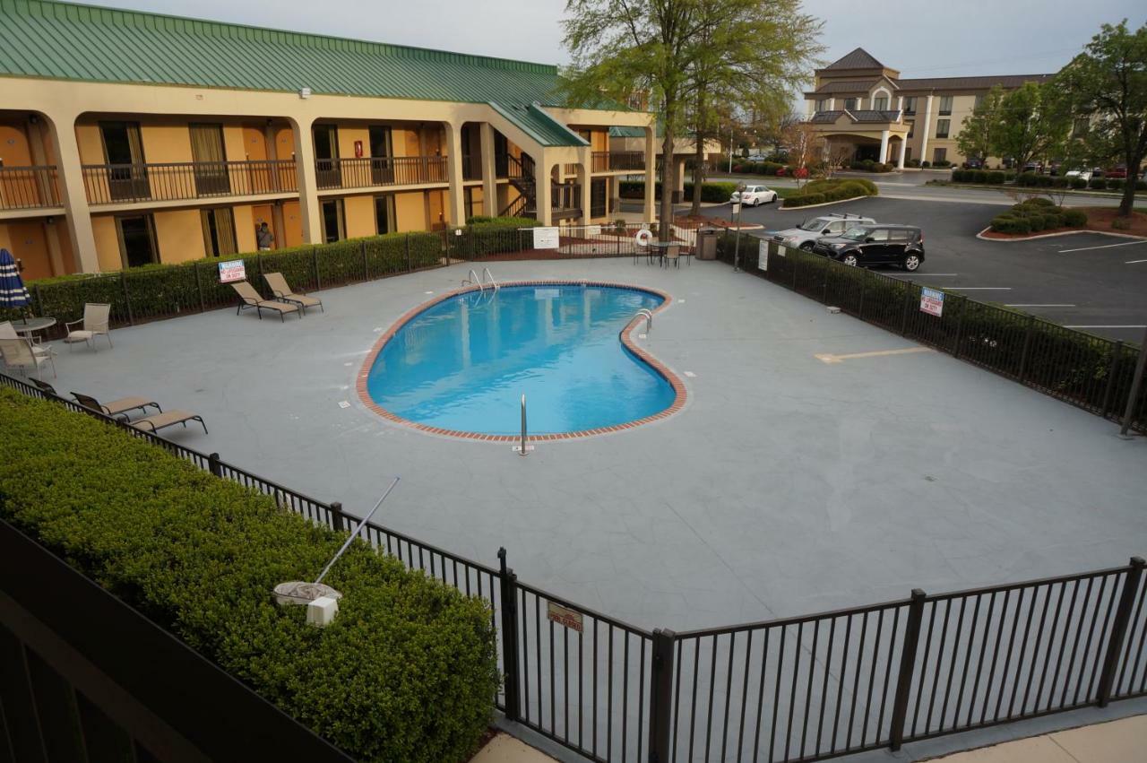 Howard Johnson By Wyndham Greensboro Near The Coliseum Eksteriør billede