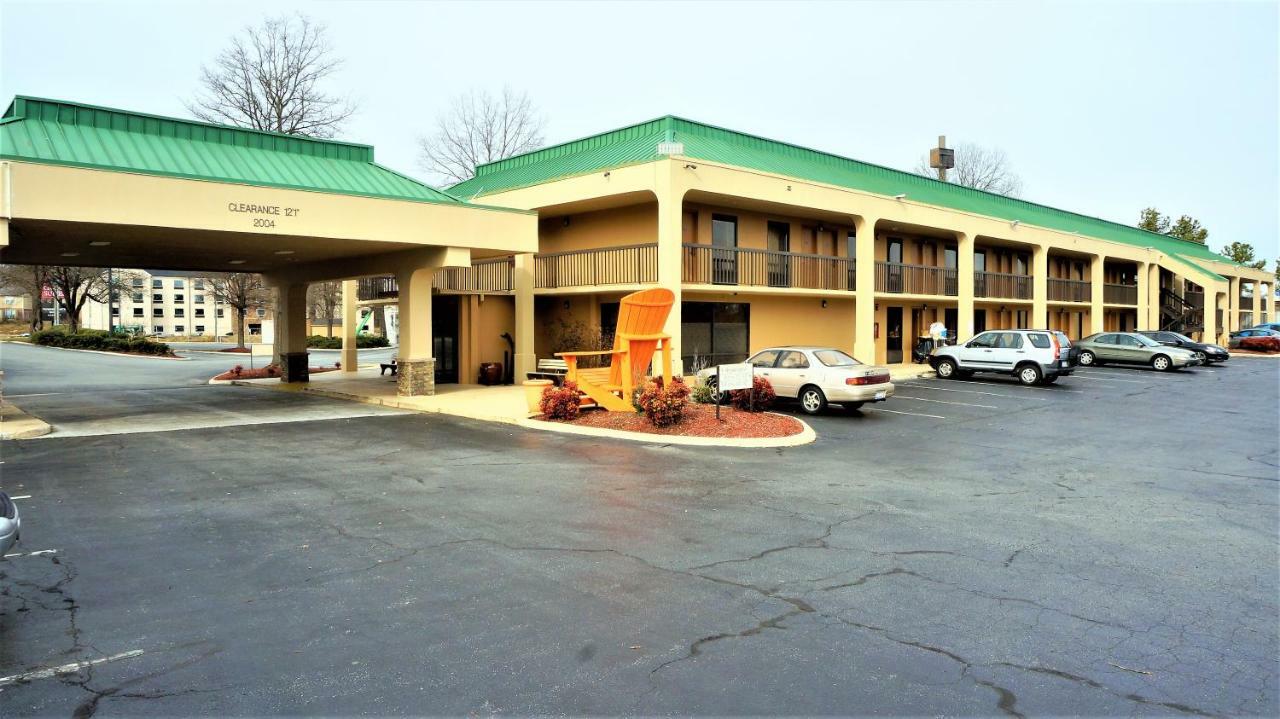 Howard Johnson By Wyndham Greensboro Near The Coliseum Eksteriør billede