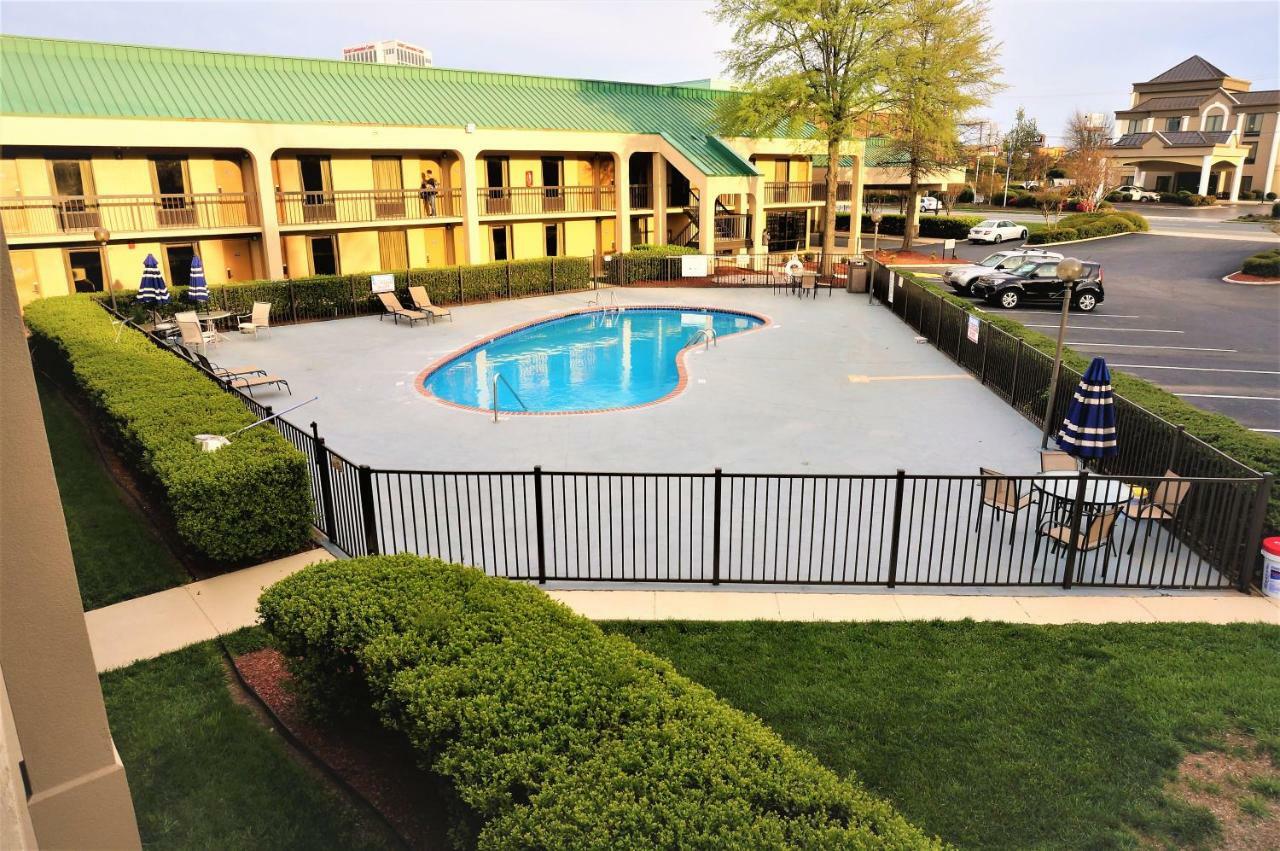 Howard Johnson By Wyndham Greensboro Near The Coliseum Eksteriør billede