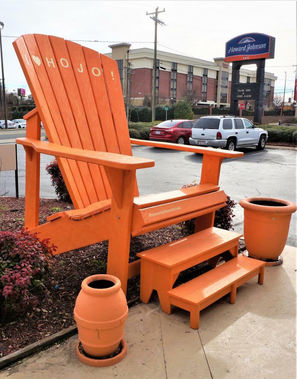 Howard Johnson By Wyndham Greensboro Near The Coliseum Eksteriør billede