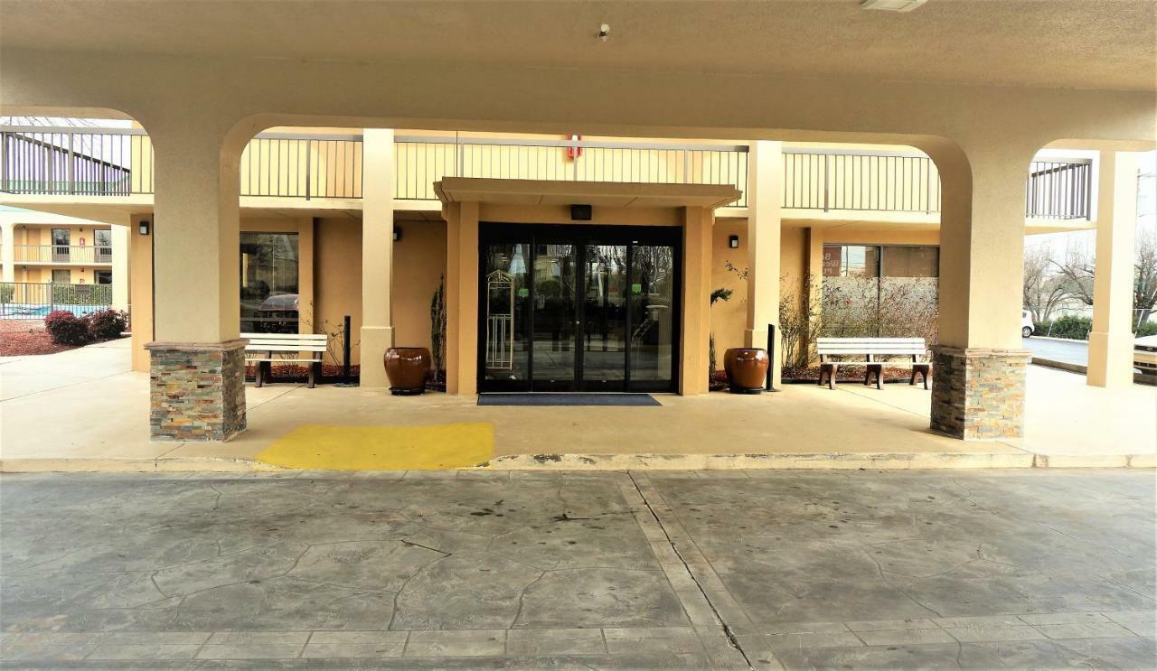 Howard Johnson By Wyndham Greensboro Near The Coliseum Eksteriør billede