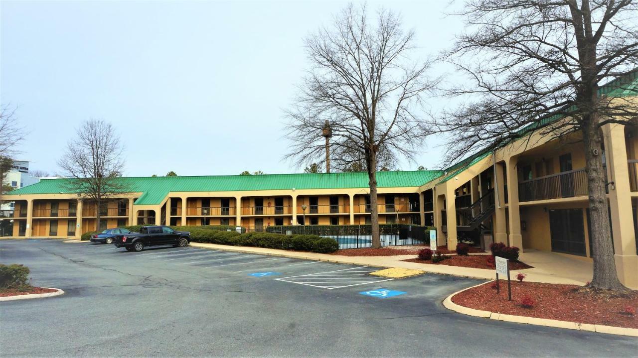 Howard Johnson By Wyndham Greensboro Near The Coliseum Eksteriør billede
